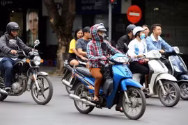 Người dân với trang phục áo ấm trên đường Hai Bà Trưng (Hà Nội). (Ảnh: Danh Lam/TTXVN)