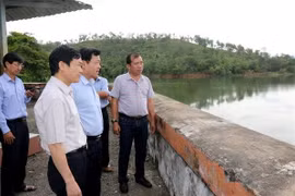 Đoàn công tác của Tổng cục Thủy lợi và UBND tỉnh Bình Thuận kiểm tra Hồ Cà Giây, huyện Bắc Bình. (Ảnh: Nguyễn Thanh/TTXVN)