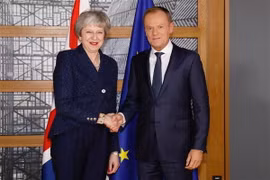 Chủ tịch Hội đồng châu Âu Donald Tusk (phải) trong cuộc gặp Thủ tướng Anh Theresa May tại Brussels, Bỉ ngày 24/11. (Nguồn: THX/TTXVN)