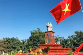 Tượng đài Hữu nghị Việt Nam-Campuchia tại tỉnh Ratanakiri. (Ảnh: TTXVN)
