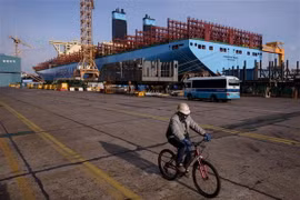 Một tàu chở hàng container đang được đóng mới tại xưởng đóng tàu của Daewoo DSME ở Okpo, cách thành phố Busan khoảng 60km về phía Nam. (Nguồn: AFP/TTXVN)