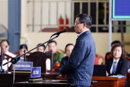 Bị cáo Phan Văn Vĩnh, nguyên Tổng cục trưởng Tổng cục cảnh sát trả lời trước tòa. (Ảnh: Trung Kiên/TTXVN)