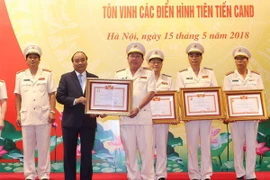 Thủ tướng Nguyễn Xuân Phúc tặng Danh hiệu Chiến sỹ thi đua toàn quốc cho các cá nhân có thành tích xuất sắc. (Ảnh: Doãn Tấn/TTXVN)