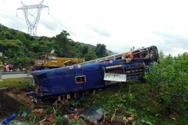 Đoàn xe chở cựu kiều bào Thái Lan-Lào gặp tai nạn tại Lào