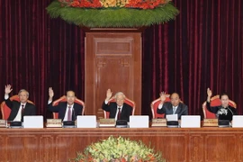 Tổng Bí thư Nguyễn Phú Trọng, Chủ tịch nước Trần Đại Quang, Thủ tướng Nguyễn Xuân Phúc, Chủ tịch Quốc hội Nguyễn Thị Kim Ngân và Uỷ viên Bộ Chính trị, Thường trực Ban Bí thư Trần Quốc Vượng biểu quyết thông qua Nghị quyết Hội nghị Trung ương lần thứ bảy. 