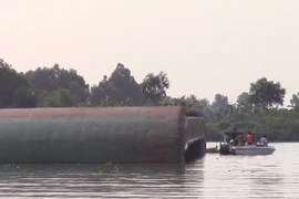 Các lực lương chức năng phối hợp tìm kiếm người mất tích. (Ảnh: Nguyễn Văn Việt/TTXVN)