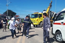 Lực lượng cứu hộ khẩn trương đưa các nạn nhân đi cấp cứu tại bệnh viện. (Ảnh: Chu Quốc Hùng-Đặng Anh Tuấn/ TTXVN)