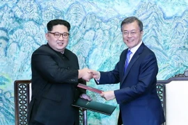 Nhà lãnh đạo Triều Tiên Kim Jong-un (ảnh, trái) và Tổng thống Hàn Quốc Moon Jae-in. (Nguồn: THX/TTXVN)