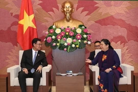 Phó Chủ tịch Thường trực Quốc hội Tòng Thị Phóng tiếp ông Alounxai Sounnalath, Bí thư Ban Chấp hành Trung ương Đoàn Thanh niên Nhân dân Cách mạng Lào. (Ảnh: Dương Giang/TTXVN)