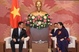 Phó Chủ tịch Thường trực Quốc hội Tòng Thị Phóng tiếp ông Alounxai Sounnalath, Bí thư Ban Chấp hành Trung ương Đoàn Thanh niên Nhân dân Cách mạng Lào. (Ảnh: Dương Giang/TTXVN)