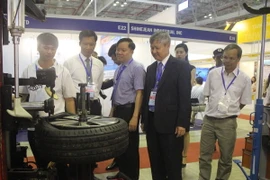 Các đại biểu tham quan gian hàng tại Saigon Autotech & Accessories 2018. (Ảnh: Xuân Anh/TTXVN)