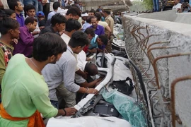 Ít nhất 18 người đã thiệt mạng và hàng chục người khác bị mắc kẹt trong vụ sập cầu vượt tại bang Uttar Pradesh, miền Bắc Ấn Độ ngày 15/5. (Nguồn: THX/TTXVN)