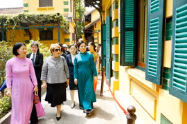 Bà Nguyễn Thị Hiền, Phu nhân Chủ tịch nước Trần Đại Quang và bà Lynne Cosgrove, Phu nhân Toàn quyền Australia Peter Cosgrove thăm Khu di tích Chủ tịch Hồ Chí Minh. (Ảnh: Lâm Khánh/TTXVN)