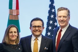 Đại diện Thương mại Mỹ Robert Lighthizer (phải), Bộ trưởng Kinh tế Mexico Ildefonso Guajardo (giữa) và Ngoại trưởng Canada Chrystia Freeland (trái). (Nguồn: THX/TTXVN)