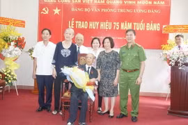 Lễ trao tặng Huy hiệu 75 tuổi Đảng cho đồng chí Trần Quốc Hương. (Ảnh: Anh Tuấn/TTXVN)