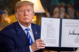 Tổng thống Mỹ Donald Trump xác nhận đã ký Bản ghi nhớ về việc rút Mỹ khỏi JCPOA tại Nhà Trắng ở Washington DC., ngày 8/5. (Nguồn: THX/TTXVN)