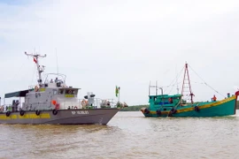 Tàu Biên phòng Sóc Trăng bắt tàu chở dầu không rõ nguồn gốc về cửa biển Trần Đề (Sóc Trăng). (Ảnh minh họa: Trung Hiếu/TTXVN)