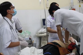 Các nạn nhân được cấp cứu tại Bệnh viện Đa khoa tỉnh Khánh Hòa. (Ảnh: Phan Sáu/TTXVN)