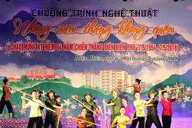 Tiết mục văn nghệ chào mừng lễ kỷ niệm. (Ảnh: Phan Tuấn Anh/TTXVN)