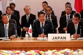 Thủ tướng Abe (giữa). (Nguồn: AFP/TTXVN)