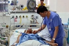 Các bác sỹ đang điều trị tích cực cho bệnh nhân. (Ảnh: Quân Trang/TTXVN)