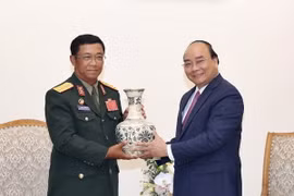 Thủ tướng Nguyễn Xuân Phúc tặng quà lưu niệm cho Thượng tướng Souvone Leuangbounmy, Tổng Tham mưu trưởng Quân đội nhân dân Lào. (Ảnh: Thống Nhất/TTXVN)