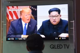 Người dân theo dõi truyền hình đưa tin về Tổng thống Mỹ Donald Trump (trái) và Nhà lãnh đạo Triều Tiên Kim Jong-un, tại nhà ga Seoul ngày 25/5. (Nguồn: AFP/ TTXVN)