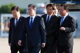 Tổng thống Hàn Quốc Moon Jae-in (thứ 2, trái) tại sân bay Seoul ở Seongnam, chuẩn bị khởi hành tới Nhật Bản ngày 9/5. (Nguồn: YONHAP/ TTXVN)