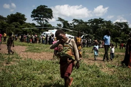 Trực thăng đưa nhân viên y tế và thuốc men tới khu vực bị ảnh hưởng bởi dịch bệnh do virus Ebola tại Muma, CHDC Congo ngày 11/6. (Nguồn: AFP/TTXVN)