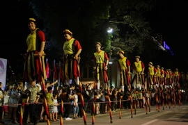 Tiết mục biểu diễn đi cà kheo của các nghệ sỹ đến từ Vương quốc Bỉ. (Ảnh: Thanh Tùng/TTXVN)