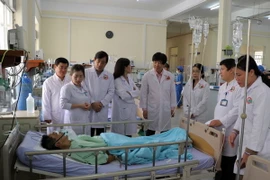 Đoàn công tác của Bộ y tế và Sở Y tế Lâm Đồng thăm hỏi các nạn nhân. (Ảnh: Đặng Tuấn/TTXVN)