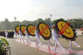 Đoàn lãnh đạo Đảng, Nhà nước đặt vòng hoa và vào Lăng viếng Chủ tịch Hồ Chí Minh. (Ảnh: Văn Điệp/TTXVN)
