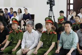 Bị cáo Hà Văn Thắm (bên phải), nguyên Chủ tịch HĐQT OceanBank và bị cáo Nguyễn Xuân Sơn (bên trái), nguyên Tổng giám đốc OceanBank tại phiên tòa. (Ảnh: Văn Điệp/TTXVN)