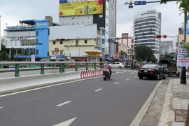 Vào giờ cao điểm, xe lưu thông trên đường Trần Phú chỉ được rẽ phải. (Ảnh: Nguyễn Văn Sơn/TTXVN)