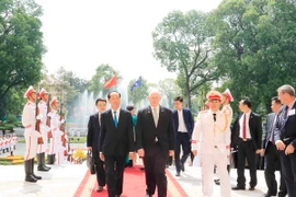 Chủ tịch nước Trần Đại Quang và Toàn quyền Australia Peter Cosgrove tại lễ đón. (Ảnh: Nhan Sáng/TTXVN)