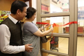 Bí thư phương Đông Bộ Ngoại giao Ấn Độ Preeti Saran cắt băng khai trương trung tâm. (Ảnh: Huy Bình/Vietnam+)