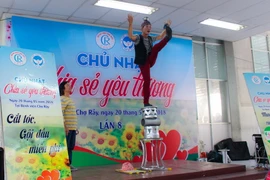 Định kỳ hai tháng một lần, cứ vào ngày chủ nhật giữa tháng, sảnh cấp thuốc Bảo hiểm y tế của Bệnh viện Chợ Rẫy TP. Hồ Chí Minh lại được chuyển đổi công năng trở thành một “salon tóc” và sân khấu ca nhạc đặc biệt. (Ảnh: Đinh Hằng/TTXVN)