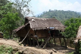 Mùa mưa năm 2017 nước ngập sát sàn nhà của hộ dân sát khe suối khiến cho ngôi nhà siêu vẹo có nguy cơ đổ sập bất cứ lúc nào. (Ảnh: Quý Trung/TTXVN)