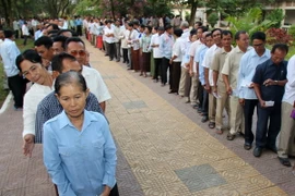 Người dân Campuchia xếp hàng chờ bỏ phiếu trong cuộc bầu cử Thượng viện tại một điểm bầu cử ở tỉnh Kandal ngày 25/2. (Nguồn: THX/TTXVN)