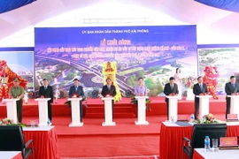 Các đại biểu thực hiện nghi thức bấm nút khởi công. (Ảnh: An Đăng/TTXVN)