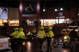 Binh sỹ Colombia tuần tra xung quanh khu vực trung tâm thương mại Andino ở Bogota. (Nguồn: EPA/TTXVN)