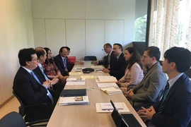 Thứ trưởng Lê Quang Cường, Đại sứ Dương Trí Dũng và đoàn Việt Nam làm việc với Chương trình chống lao toàn cầu của WHO, STP và GFATM. (Nguồn: Vietnam+)