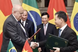 Phó Thủ tướng, Bộ trưởng Bộ Ngoại giao Phạm Bình Minh và Bộ trưởng Ngoại giao Brazil Aloysio Nunes Ferreira chứng kiến Lễ ký bản hợp tác giữa Liên hiệp các Tổ chức Hữu nghị Việt Nam và Quỹ Alexander của Brazil. (Ảnh: Lâm Khánh/TTXVN)