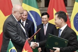 Phó Thủ tướng, Bộ trưởng Bộ Ngoại giao Phạm Bình Minh và Bộ trưởng Ngoại giao Brazil Aloysio Nunes Ferreira chứng kiến Lễ ký bản hợp tác giữa Liên hiệp các Tổ chức Hữu nghị Việt Nam và Quỹ Alexander của Brazil. (Ảnh: Lâm Khánh/TTXVN)