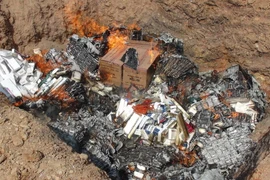 Lực lượng chức năng tỉnh Quảng Bình tiến hành tiêu hủy số lượng lớn huốc lá nhập lậu, thuốc lá giả. (Ảnh: Đức Thọ/ TTXVN)