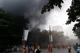 Hiện trường vụ cháy nổ tại cổng bệnh viện Việt Pháp (Phương Mai, Hà Nội). (Ảnh: TTXVN phát)