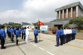 Đoàn đại biểu thanh niên tiên tiến làm theo lời Bác Đoàn TNCS Hồ Chí Minh Khối các cơ quan Trung ương báo công dâng Bác tại Lăng Chủ tịch Hồ Chí Minh, Ba Đình, Hà Nội. (Ảnh: Văn Điệp/TTXVN)