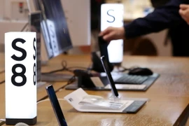 Điện thoại Samsung Galaxy S8 được trưng bày tại một cửa hàng ở Seoul, Hàn Quốc. (Nguồn: EPA/TTXVN)