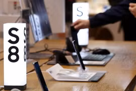 Điện thoại Samsung Galaxy S8 được trưng bày tại một cửa hàng ở Seoul, Hàn Quốc. (Nguồn: EPA/TTXVN)