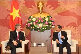 Phó Chủ tịch Quốc hội Đỗ Bá Tỵ tiếp Thượng nghị sỹ Cory Gardner. (Ảnh: Dương Giang/TTXVN)
